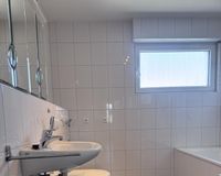 Badezimmer mit Fenster 