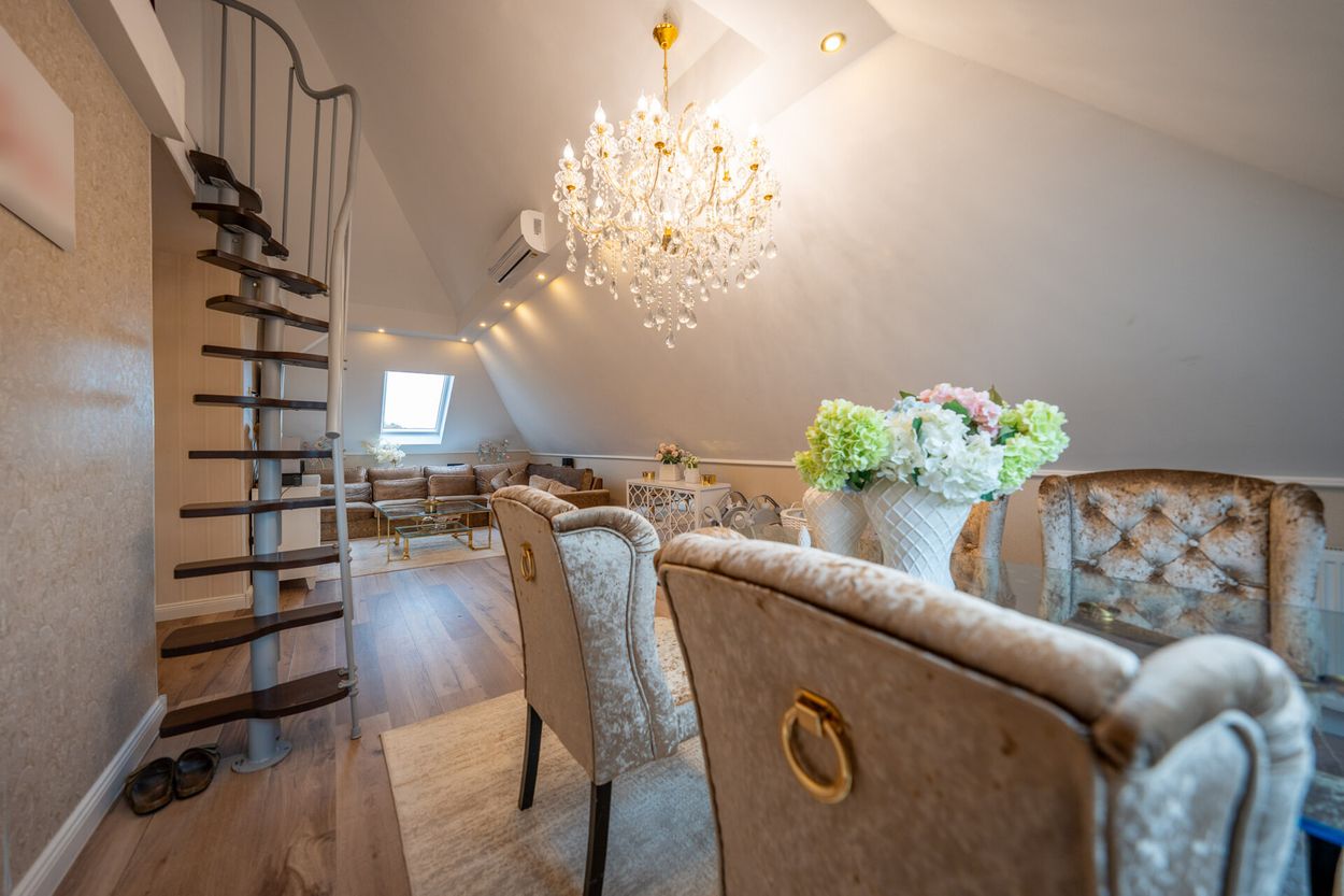 Altbaucharme trifft Komfort – Dachgeschosswohnung mit Klimaanlage