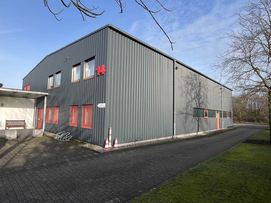 Zwei Montagehallen mit Büro- und Sozialtrakt im Rheinberger Gewerbegebiet