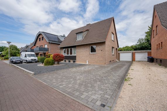 Modernisiertes Einfamilienhaus mit Garten und Garage – wenige Schritte vom Lago Laprello entfernt