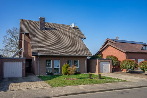 Geräumiges Zweifamilienhaus in Linnich – Investment mit ausgebautem Dachgeschoss!