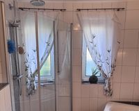 Dusche und Badewanne 