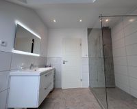 Großzügige Dusche 