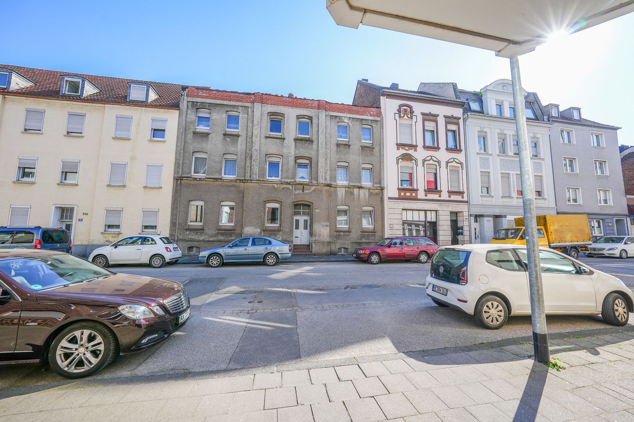 Attraktives Sanierungsobjekt nahe Volksgarten – Mehrfamilienhaus mit top Ausbaupotenzial