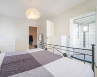Elternschlafzimer mit Blick in Bad en Suite