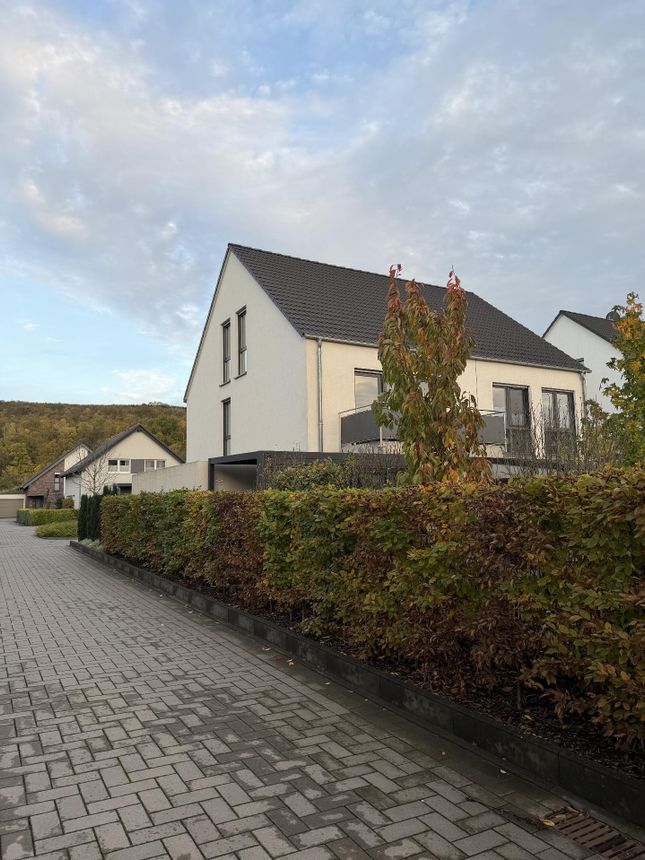 Familien aufgepasst! Neuwertiges Doppelhaus- Schmuckstück mit Keller, Balkon und Garage