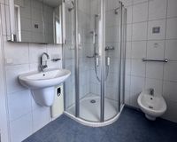 Bad mit bodentiefer Dusche 