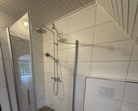 ...mit bodentiefer Dusche + Fenster 