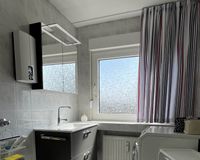 Badezimmer mit Fenster und ...