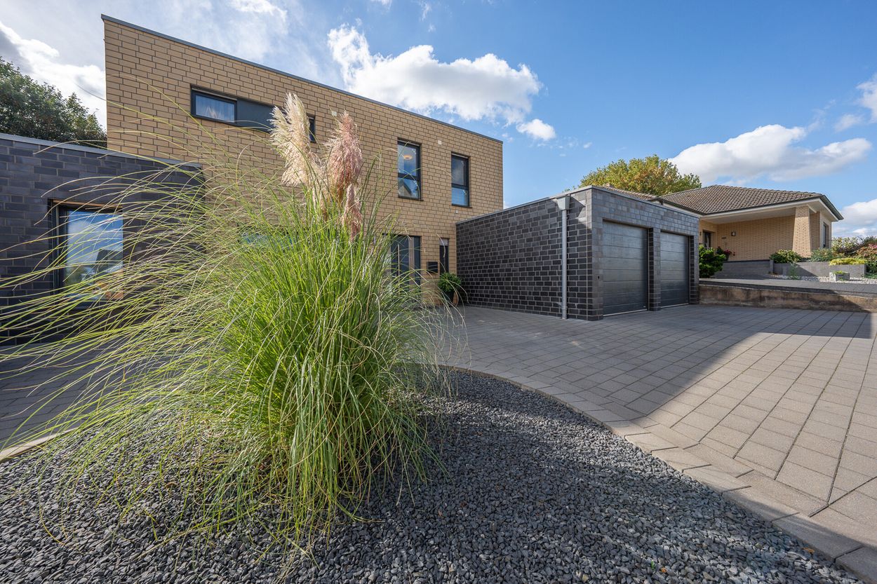 Modernes Einfamilienhaus mit Einliegerwohnung in idyllischer Feldrandlage, Garten und Südterrasse