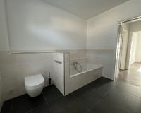 Badezimmer mit Wanne und...