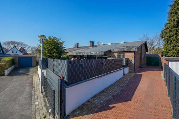 Licht, Luft und Lebensfreude – stilvoller Bungalow mit Kamin, Garten & Charme auf 575 m² Grundstück