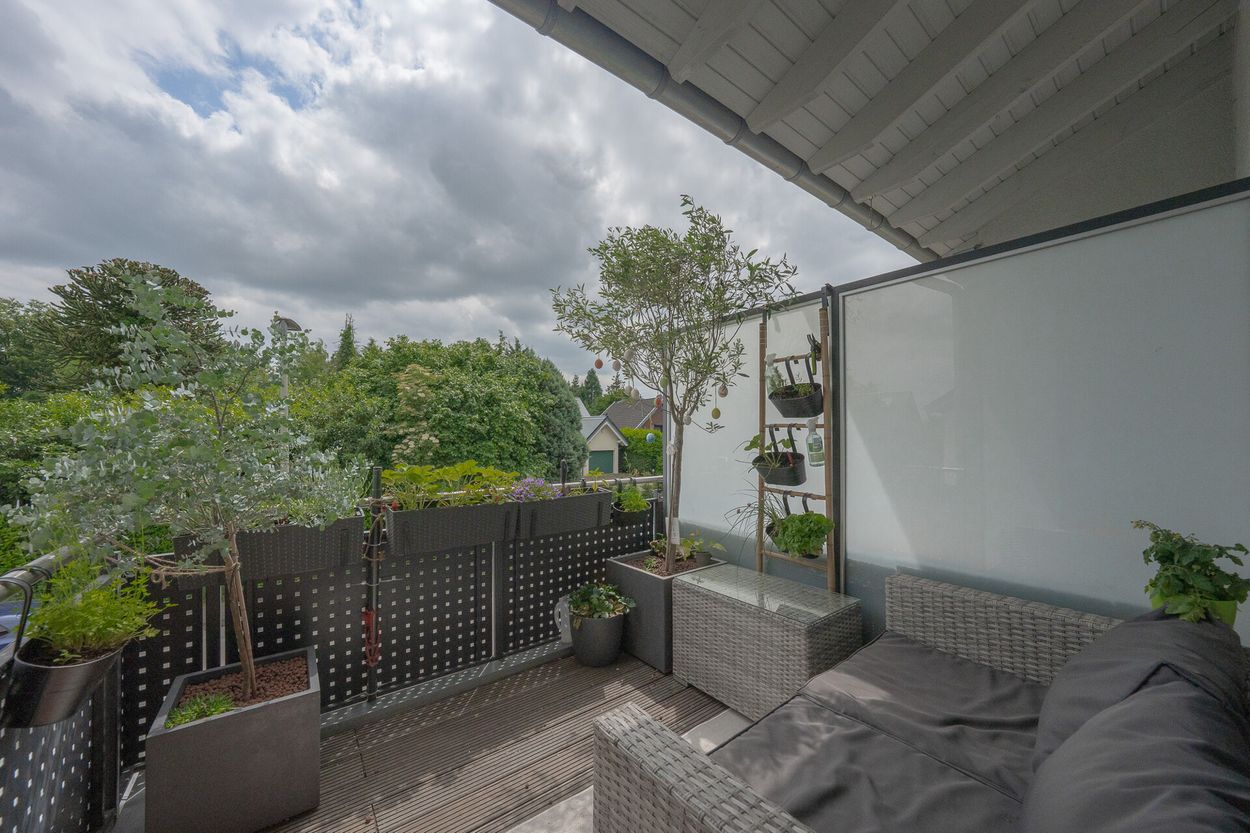 Modernes 2-Zimmer-Zuhause aus 2015: Helles Wohnen, privater Eingang, Balkon & sofort bezugsfertig