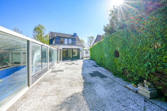 5 Zimmer, Pool & 2 Garagen – Ihr Familienparadies