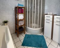 Badezimmer mit Wanne und Dusche