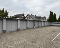 ...gepflasterten Garagenhof...