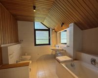 Badezimmer mit Badewanne