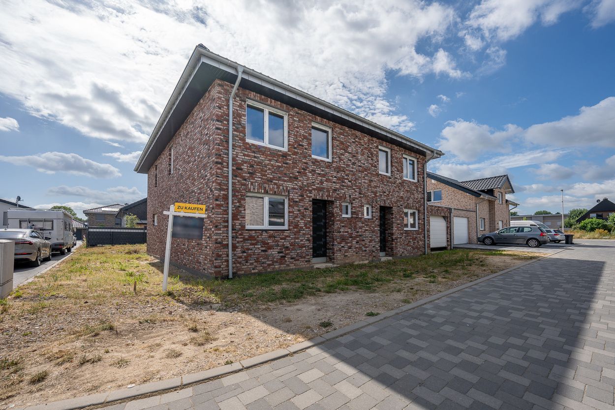 Hier wartet Ihr neues Zuhause – zwei großzügige Doppelhaushälften im Rohbau zum selbst Gestalten!