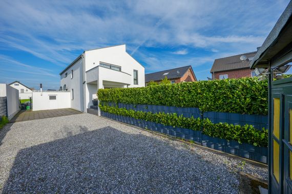 Exklusive Etagenwohnung in Erkelenz: Voll möbliert, Dachterrasse, Garten und modernes Design
