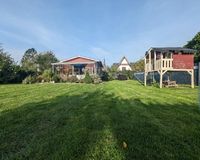 Garten mit Kinderspielhaus