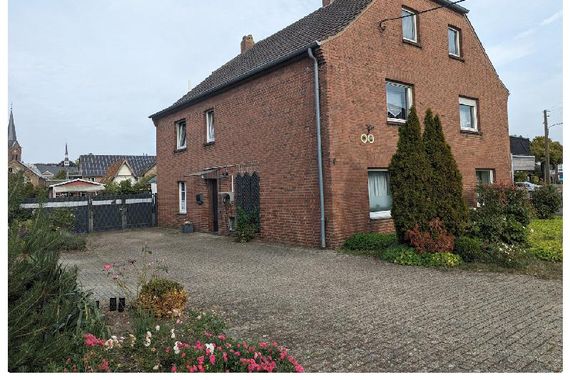 Einfamilienhaus mit Einliegerwohnung auf großem Grundstück in Xanten-Marienbaum