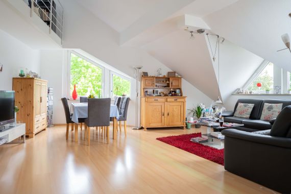 Schicke Maisonette-Wohnung mit Empore, Sonnenbalkon und Garage!