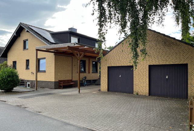 RESERVIERT!! - Provisionsfrei - Zweigenerationenhaus mit Doppelgarage und Carport in Kalkar
