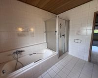 Dusche und Badewanne 
