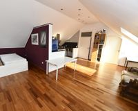 Wohnzimmer mit offener Küche im DG