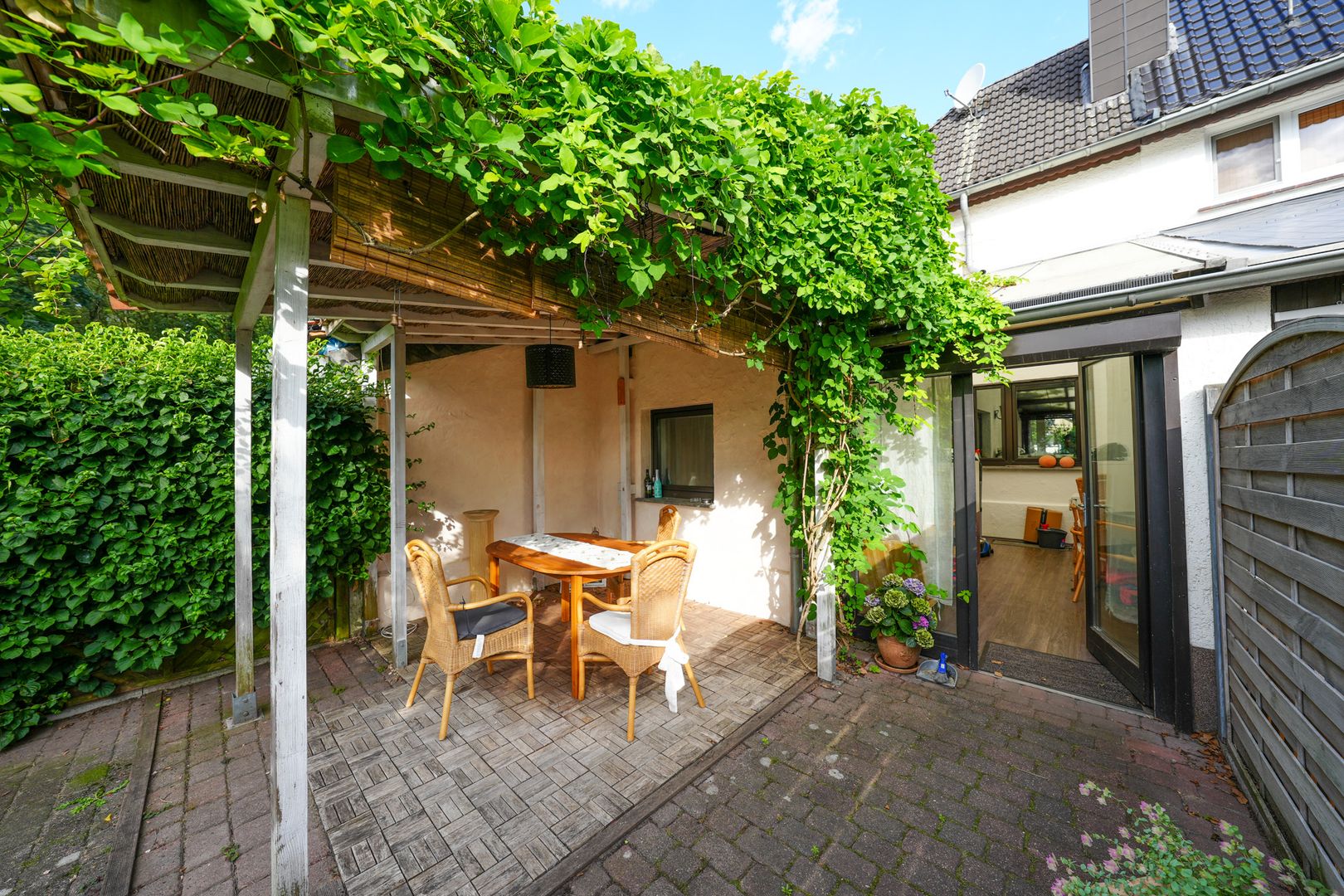 Vermietetes Reihenmittelhaus mit zwei Garagen in Wassenberg-Oberstadt