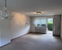 Geräumiges Wohnzimmer mit Austritt 