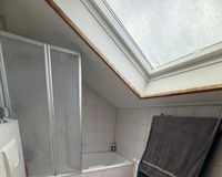 ...mit Badewanne und Fenster 