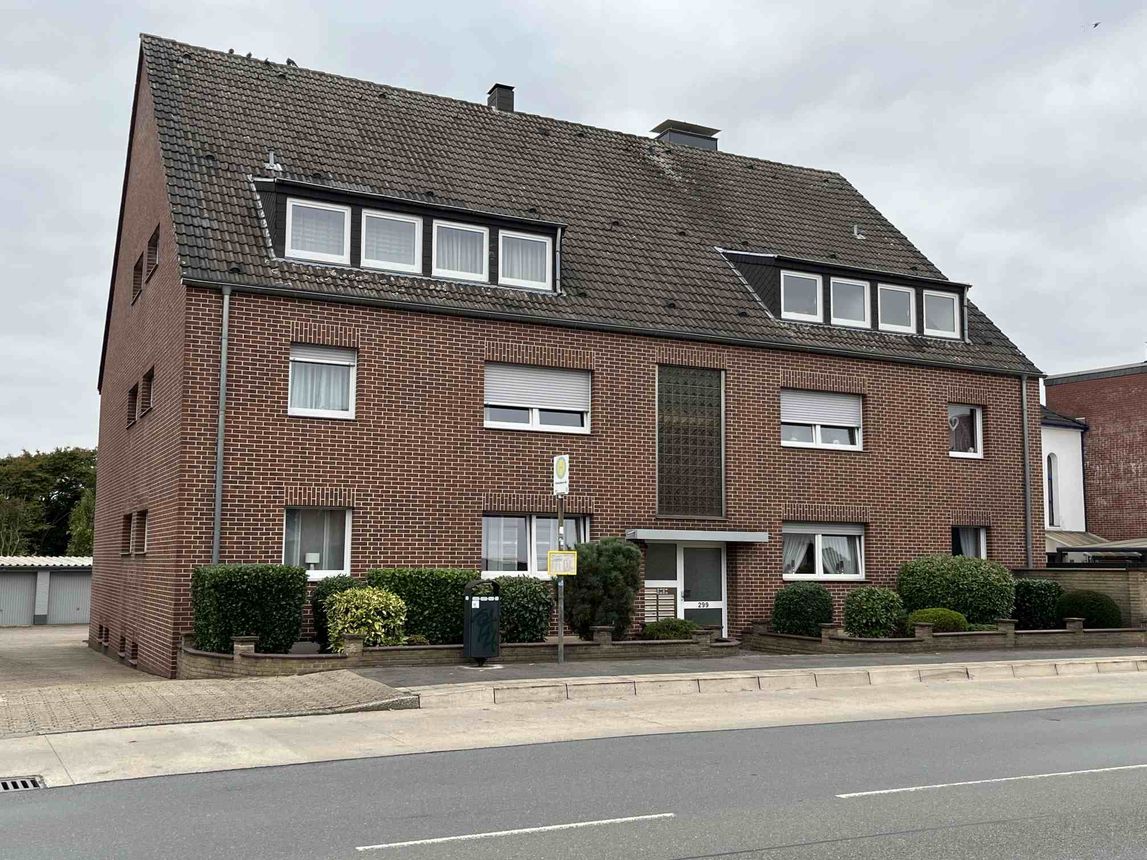 Eine top Kapitalanlage: 10-Familienhaus mit Garagen in Moers-Asberg