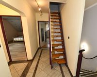 Flur im DG mit Treppe zum Spitzboden