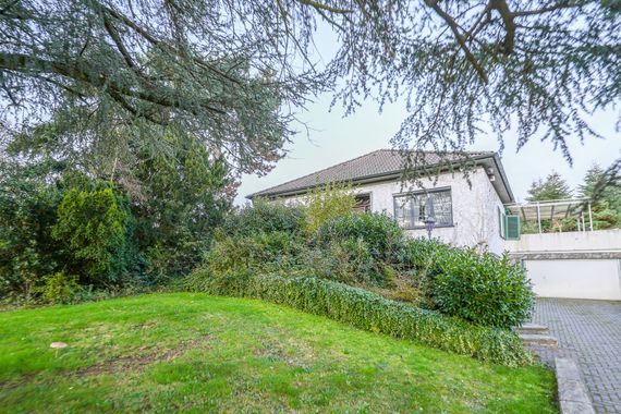 Exklusives Einfamilienhaus mit Einliegerwohnung und großem Grundstück in Top-Lage