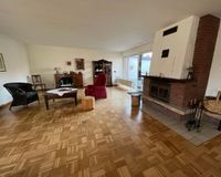 Großzüziger Wohnbereich mit Kamin