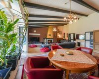 Essbereich mit Blick ins Wohnzimmer
