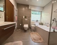 mit bodentiefer Dusche und Wanne 