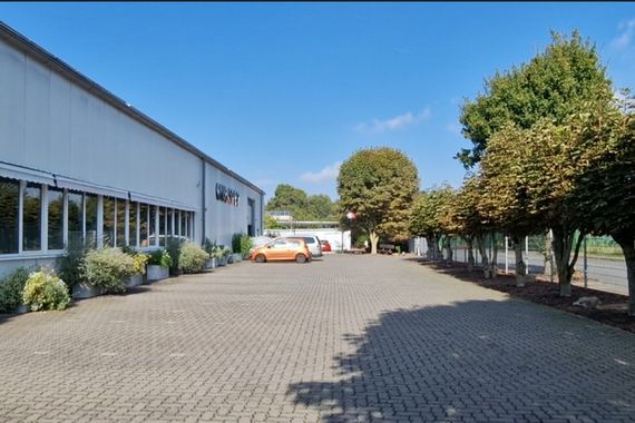 Geldern: Vermietete Gewerbehalle mit hochwertigem Einfamilienhaus