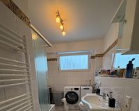 Badezimmer mit Fenster 