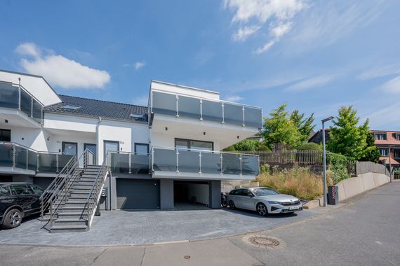Architektur trifft Achtsamkeit: Stilvolle Etagenwohnung mit Bergblick, Terrasse & grüner Technik
