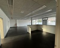 Gut erhaltener Industrieboden 