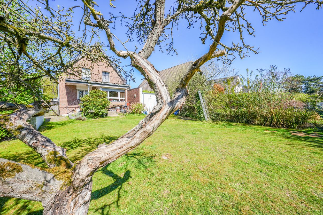 Ein Zuhause voller Charme, ein Grundstück voller Möglichkeiten – Ihr Kapitel im Düsseldorfer Süden