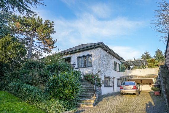 Exklusives Einfamilienhaus mit Einliegerwohnung und großem Grundstück in Top-Lage