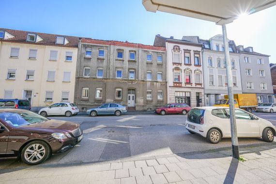 Attraktives Sanierungsobjekt nahe Volksgarten – Mehrfamilienhaus mit top Ausbaupotenzial