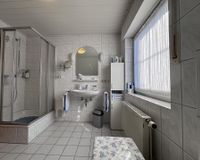 Großzügiges Bad mit Dusche  