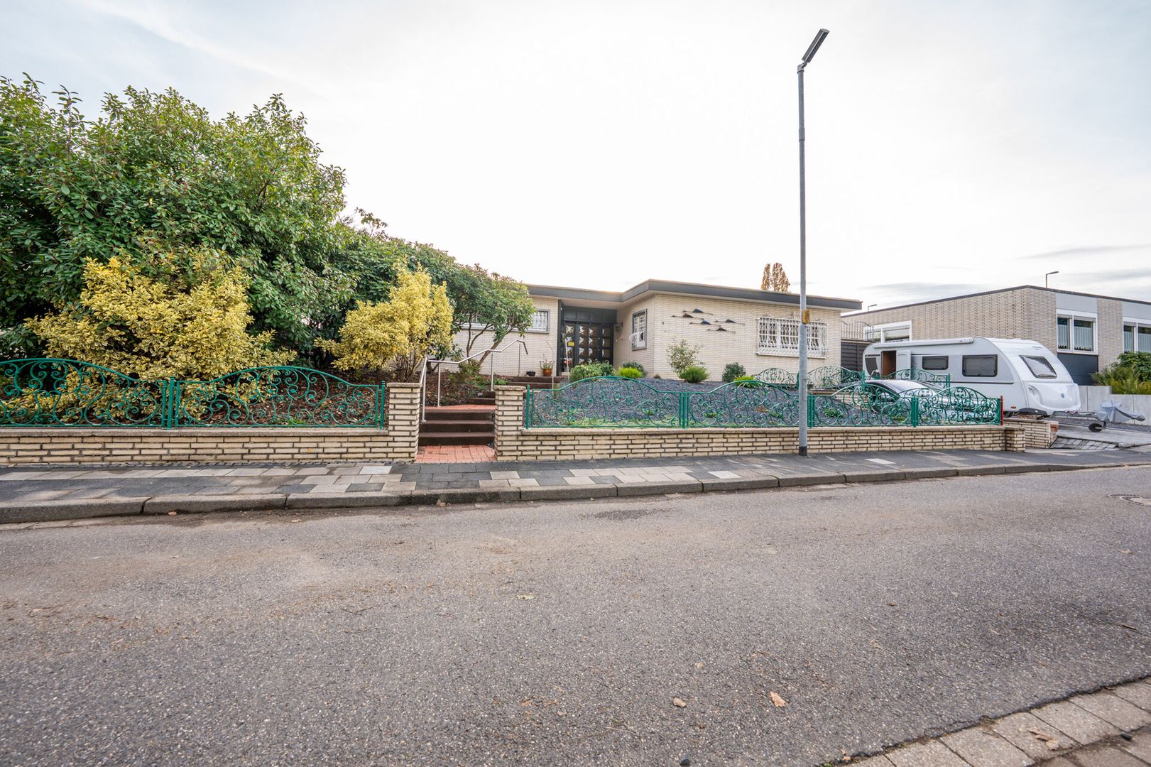 Bungalow mit 145 m² Wohnfläche, stilvolle Architektur und Wohlfühlkomfort auf einer Ebene