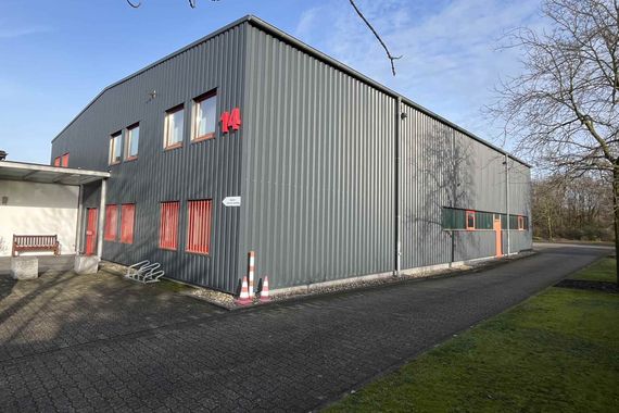 Zwei Montagehallen mit Büro- und Sozialtrakt im Rheinberger Gewerbegebiet