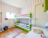 Kinderzimmer mit Zugang Badezimmer