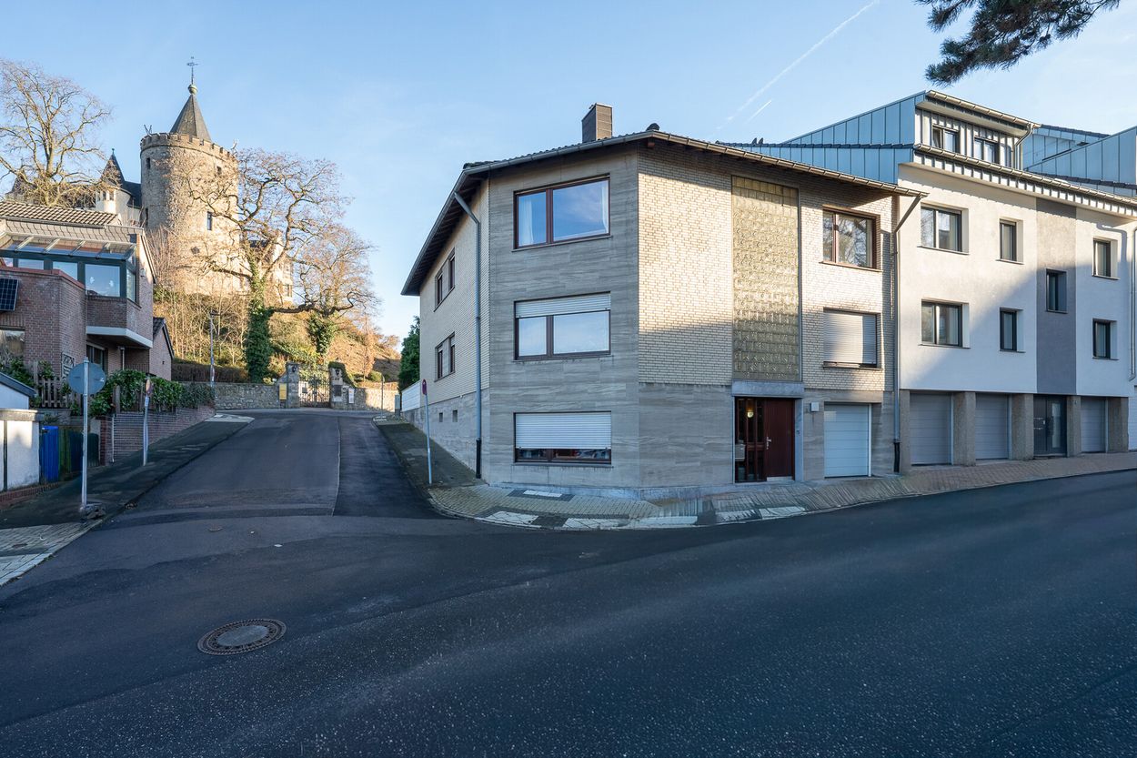Gepflegtes Zweifamilienhaus in Herzogenrath mit Burgblick – Top Lage, großes Potenzial & zentrumsnah